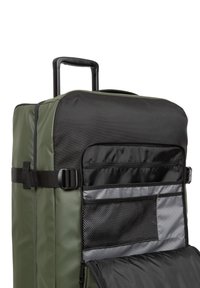 Bolsa de deporte de ruedas en verde y negro con un mango retráctil, múltiples compartimentos con cremallera y un bolsillo de malla. Exterior de tejido duradero.