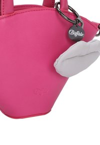 Roze neplederen handtas met een uitgesproken driehoekige vorm, ritssluiting en een decoratieve zwarte ronde tag met een witte lipaccent.