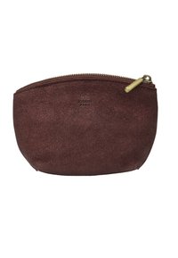 Pochette en daim marron de forme arrondie, fermeture éclair, et petite ferrure en métal doré. Présente un logo embossé sur le devant.