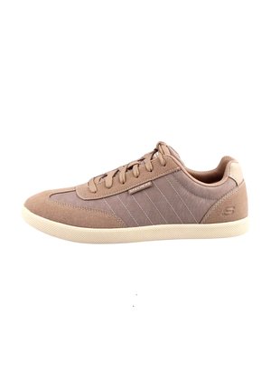Sneakers marroni con una tomaia in suede e tessuto testurizzato, caratterizzati da strisce diagonali, design con lacci e una leggera suola in gomma.