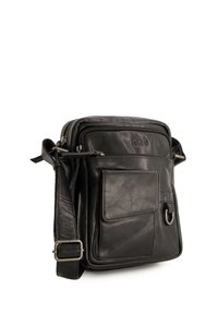 Schwarze Leder-Umhängetasche mit strukturiertem Finish, vorderer Reißverschluss-Tasche, Taschenklappe mit Magnetverschluss und verstellbarem Riemen. Mit silbernen Hardware-Details.