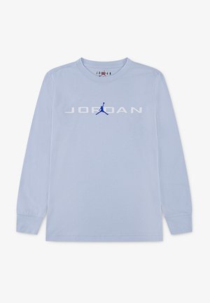 Langermet lyseblå t-skjorte laget av bomull, med en hvit "JORDAN"-logo og en blå Jumpman-silhuett over brystet.