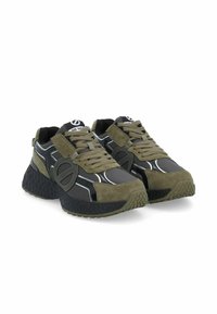 Sportieve sneakers met een mix van donkergroen suède en zwart textiel, met witte accenten en een robuuste zwarte zool.