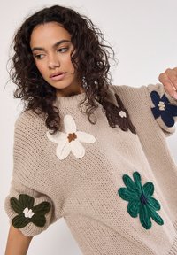 Apricot EMBROIDERED FLOWER  - Strickpullover - stone