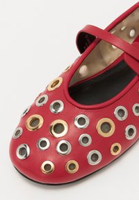 Steve Madden REJOICE - Ballerines - red/silgld