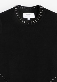 Schwarzes Sweatshirt mit Metallnieten um den runden Ausschnitt und an den Seiten. Hergestellt aus weichem Material mit glatter Textur.