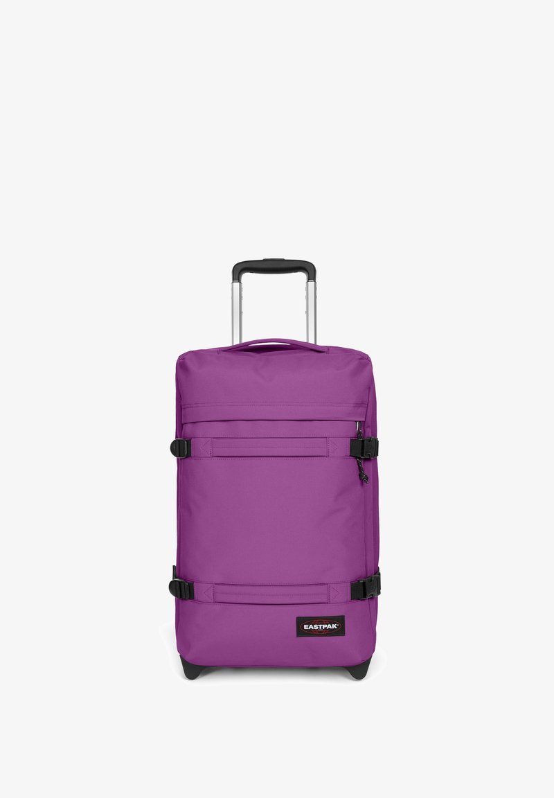 Lila resväska med ett slitstarkt tygutsida, utdragbar handtag, framspännen och en platt botten för stabilitet.