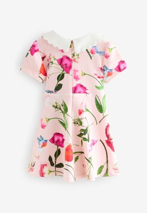 Cvjetna haljina s ružičastom pozadinom ukrašenom raznim cvjetovima i pticama, bijelim ovratnikom s valovitim rubom, kratkim rukavima i krojem suknje koja se širi.