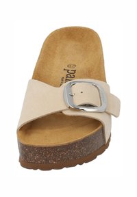 Beige schuif sandaal met een brede band, metalen gespaccent en een kurk-textuur inlegzool. Beschikt over een lichte, gevormde zool.