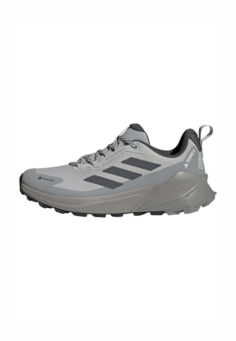 Lichte wandel schoenen in grijs met zwarte accenten. Voorzien van een ademend bovenwerk van mesh, een getextureerde zool en een verstevigde neuskap.