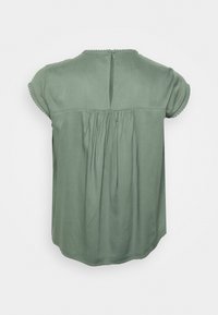 Vero Moda Curve VMDEBBIE PLEAT - Blusa - laurel wreath