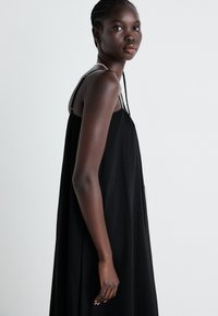 Gina Tricot FLOWY DRESS - Maksi suknelė - black