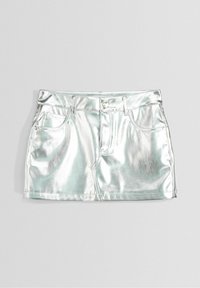 Mini jupe en denim argent métallique avec poches avant, fermeture à boutons et couture contrastante, présentant une texture lisse et brillante.