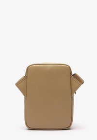 Borsa a tracolla rettangolare compatta di colore beige con superficie liscia, bordi arrotondati e spallacci laterali regolabili su sfondo bianco.