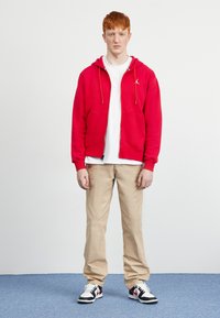Jordan HOODIE - Jaka ar rāvējslēdzēju - gym red/(white)