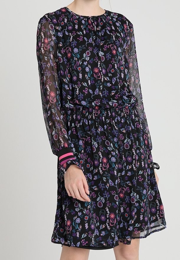 Svart blommig klänning med långa genomskinliga ärmar, samlad midja och färgglad blommönster. Har randiga detaljer på ärmsluten.