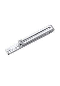 Sömlös slipsklämma i silvermetall med en elegant, avlång design. Graverad med "Kuzzoi" och märkt med "925" för äkthet av sterling silver. Polerat avslut.