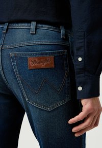 Wrangler TEXAS  - Vaqueros rectos - fog