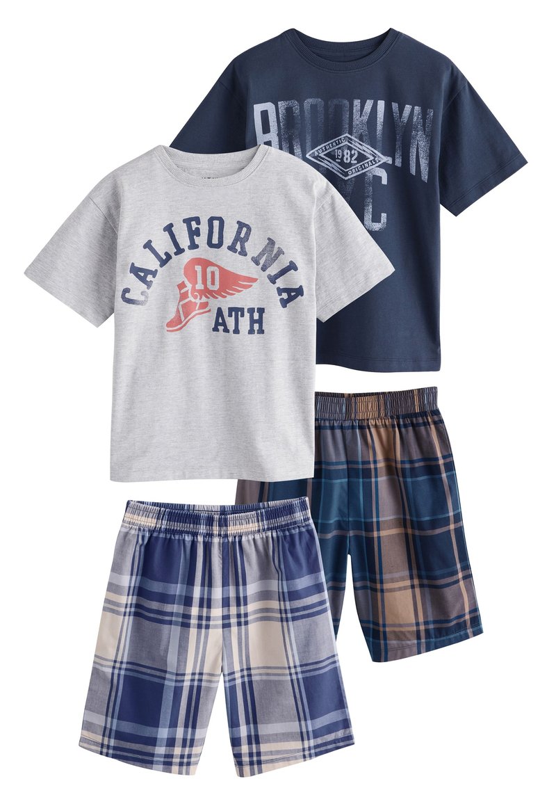 Deux chemises à manches courtes en gris et marine avec des motifs imprimés, assorties à deux shorts à carreaux dans des tons bleus et beiges.