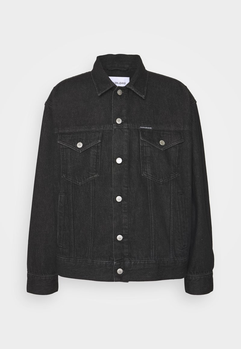 Černá džínová bunda s klasickým límcem, dvěma náprsními kapsami, stříbrnými patentními knoflíky a kontrastním prošíváním. Uvolněný střih a dlouhé rukávy.