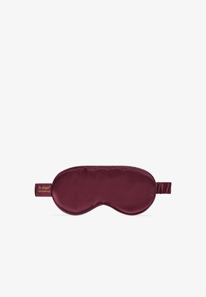 Zacht bordeauxrood zijden slaapmasker met een elastisch bandje en een klein label aan de zijkant met de tekst "le silque 100% mulberry silk."