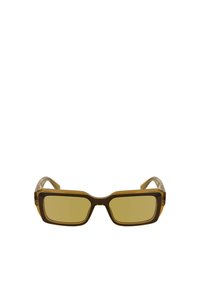 Prostokątne okulary przeciwsłoneczne z grubą, brązową oprawą i żółtymi soczewkami. Zauszniki są przezroczyste i lekko wygięte.