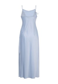 Robe nuisette en satin bleu clair avec fines bretelles, fente latérale et détails noués à l'avant, suspendue sur un fond blanc.