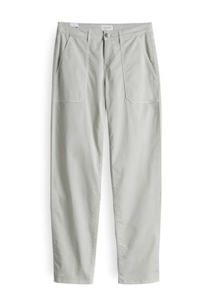 Pantalon gris clair, à coupe décontractée avec une jambe droite, comportant deux poches frontales et une fermeture boutonnée à la taille. Texture lisse, semblable au coton.