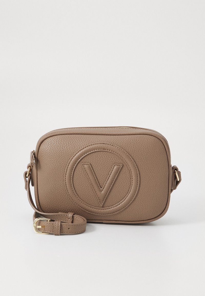 Τσάντα crossbody σε ταχύν χρώμα δέρματος με υφή, διαθέτει κυκλικό ανάγλυφο λογότυπο και ρυθμιζόμενο λουρί. Ορθογώνιο σχήμα με φερμουάρ.