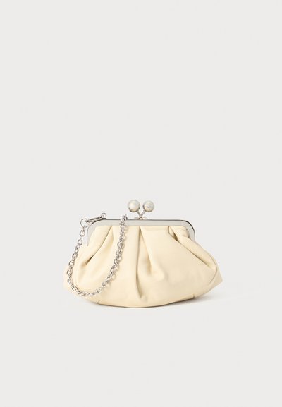 Pochette en cuir beige plissé avec un cadre en métal argenté, dotée de deux fermoirs ronds décoratifs et d'une chaîne en argent.