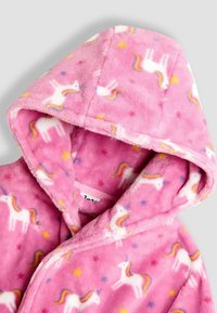 Różowy frotte szlafrok z kapturem, ozdobiony wzorem jednorożca i kolorowymi gwiazdkami. Miękka tekstura i przytulny design, idealny do komfortu.