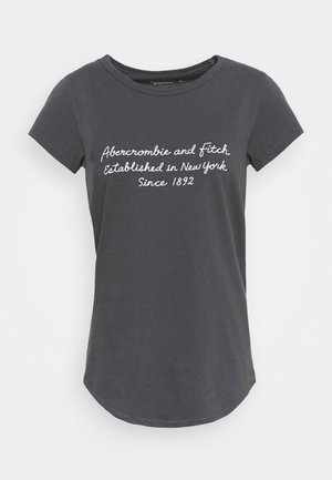 T-shirt gris foncé à manches courtes avec un texte blanc en cursive indiquant ""Abercrombie and Fitch Established in New York Since 1892"" sur le devant.