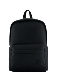 Mochila negra acolchada con una textura suave, que cuenta con un bolsillo frontal con cremallera y un asa en la parte superior. Parche con el logo en la parte delantera inferior.