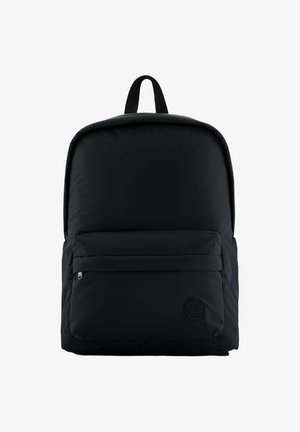 Zwarte gewatteerde rugzak met een gladde textuur, voorzien van een voorzak met rits en een handvat bovenaan. Logopatch op de onderkant van de voorkant.