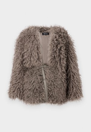 Faux karusnahkjope, millel on muted taupe värv, tekstureeritud ja shaggy välimus ning avatud esiosa, millel on kangast sidumisriba talje kohale.