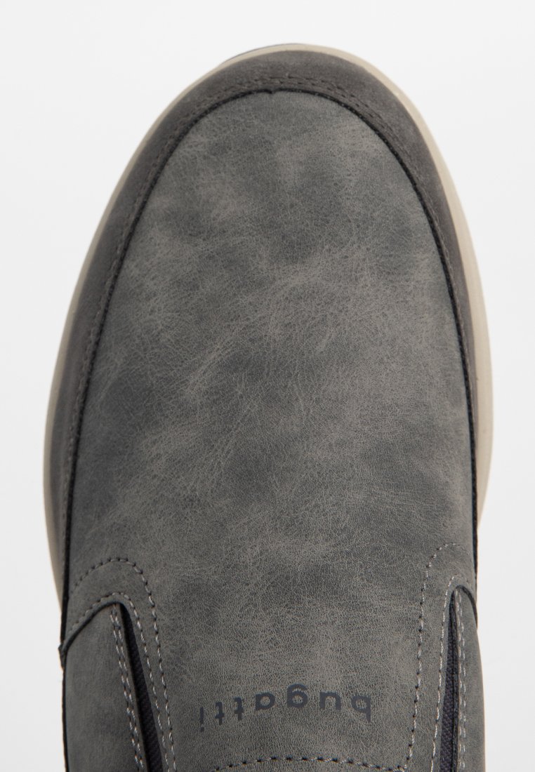 Chaussure grise en cuir à enfiler avec une surface texturée, bout rond, panneaux élastiques sur les côtés et semelle légère. Comprend une branding subtile.
