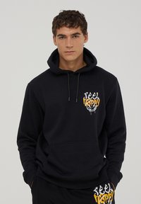 Czarna bluza z kapturem z kieszenią z przodu, z wielokolorową grafiką "Feel Happy". Wykonana z miękkiego materiału z ściągaczami na mankietach i dole.