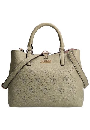 Beżowa torebka Guess z teksturowanej skóry, z krótkimi uchwytami, odpinanym długim paskiem, złotym logo oraz subtelnym perforowanym wzorem na przedniej części.