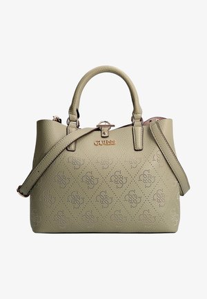 Bolso Guess de cuero beige texturizado con asas cortas, correa larga desmontable, logo en tono dorado y patrón perforado sutil en la parte delantera.