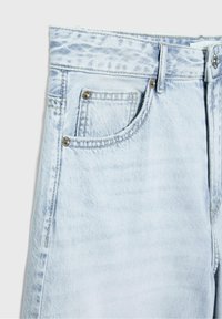 Světle oprané džíny z denimu s vysokým pasem, klasickým designem s pěti kapsami, kovovým vybavením a jemným vyblednutím látky.