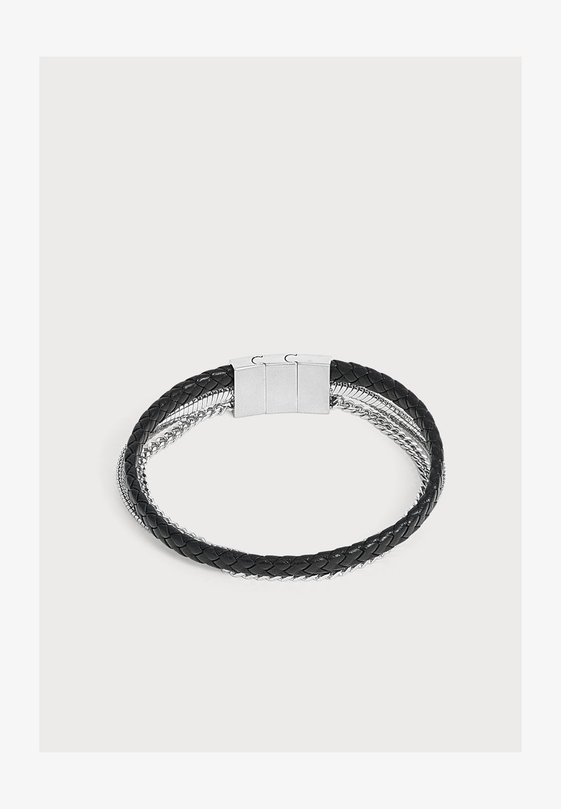 Bracelet en cuir tressé noir avec deux chaînes en argent et un fermoir magnétique rectangulaire en argent.