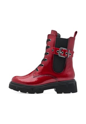 Bottine en cuir verni rouge avec panneau élastique noir, devant à lacets, détail de boucle en métal argenté et semelle noire robuste.