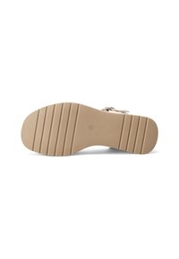 Suola di scarpa in gomma beige con scanalature orizzontali, caratterizzata da una forma della punta arrotondata e un piccolo logo in rilievo vicino al tallone.