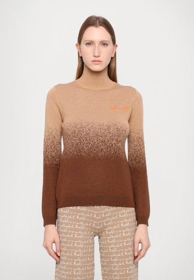 Striktrøje med høj krave, ombre-gradient fra lys beige til mørkebrun, med et orange broderet logo på brystet.