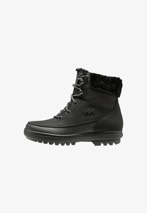 Zwarte winterboots met een gestructureerde bovenkant, nepbontvoering, ronde neus en rubberen zool voor grip. Inclusief metalen oogjes en veters.