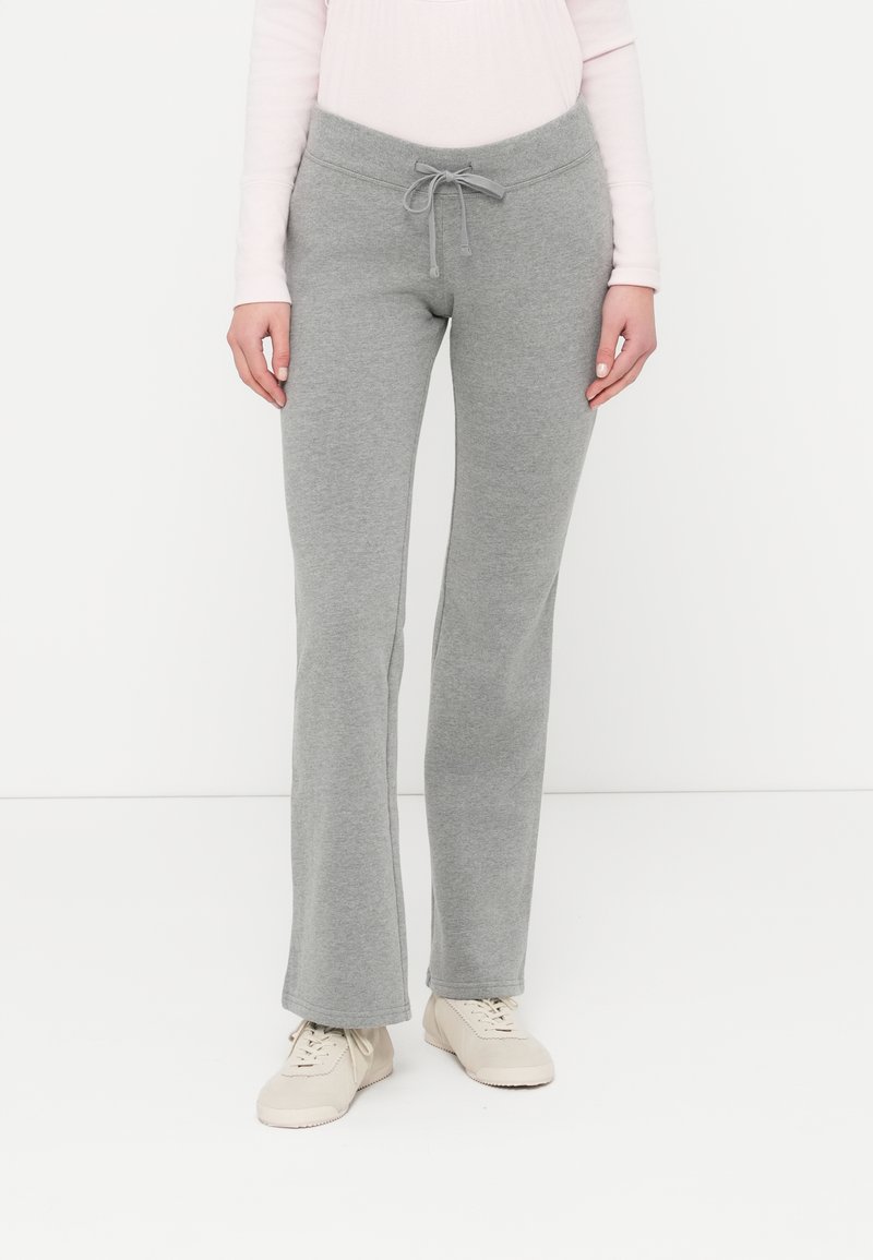 Γκρι φαρδιά φόρμα κατασκευασμένη από απαλό μείγμα βαμβακιού, με ελαστική ζώνη μέσης με κορδόνι. Το ύφασμα έχει λεία υφή χωρίς ορατά σχέδια.