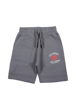 Pantaloncini casual grigi con vita con laccio, due tasche frontali e "Lee Cooper 08 East London Denim Brand" stampato in bianco e rosso davanti.