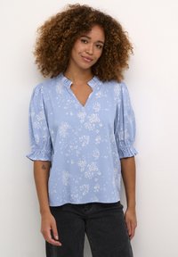 Lichtblauwe blouse met bloemenprint, V-hals, ballonmouwen met elastische manchetten, gemaakt van zachte, gladde stof.