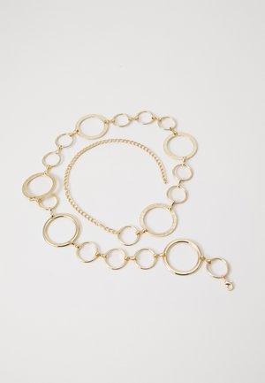 Collier en chaîne ton or avec des maillons circulaires entrelacés de tailles variées, présentant une finition texturée sur certains anneaux et une fermeture à anneau de homard.