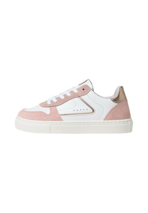 Witte lage sneaker met roze suède overlays, metalen bronzen hielstuk, witte veters en crèmekleurige rubberen zool.